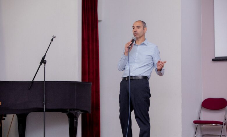 נדב טסלר מרצה